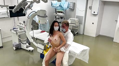 Скрытая камера сняла секс доктора с худенькой пациенткой
