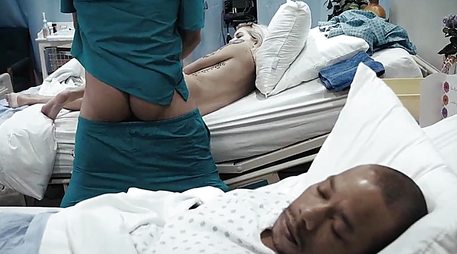 Молодой доктор нарушает правила ради ночной пациентки